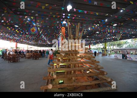 Sao Joao Feiern in Bahia salvador, bahia, brasilien - 28. Mai 2024: Dekoratives Lagerfeuer für die Feierlichkeiten von Sao Joao in der Stadt Salvador. SALVADOR BAHIA BRASILIEN Copyright: XJoaxSouzax 280524JOA00028 Stockfoto