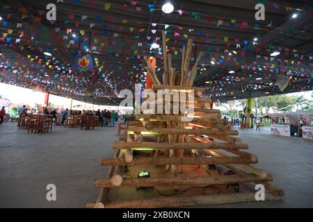 Sao Joao Feiern in Bahia salvador, bahia, brasilien - 28. Mai 2024: Dekoratives Lagerfeuer für die Feierlichkeiten von Sao Joao in der Stadt Salvador. SALVADOR BAHIA BRASILIEN Copyright: XJoaxSouzax 280524JOA00032 Stockfoto