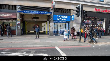 London, Großbritannien - 23. März 2024: U-Bahn-Station Marble Arch London an der Oxford Street. Stockfoto