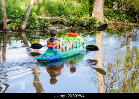 Zwei Jungs fahren Kajakfahren auf einem See im Chain O' Lakes State Park in der Nähe von Albion, Indiana, USA. Stockfoto