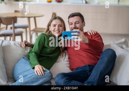 Glückliches verheiratetes Paar, das Selfie macht, Foto für Eltern, Bild für Profil in sozialen Netzwerken Stockfoto