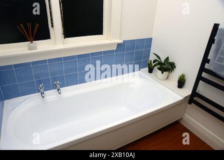 Innenausstattung eines Retro-Badezimmers mit Badewanne und Toilette Stockfoto