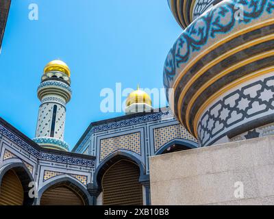 Der wunderschöne Blick auf die Architektur der ASR Hassanil Bolkiah Moschee von Jame, benannt nach Hassanal Bolkiah, dem 29. Und jetzigen Sultan von Brunei in Bandar SE Stockfoto