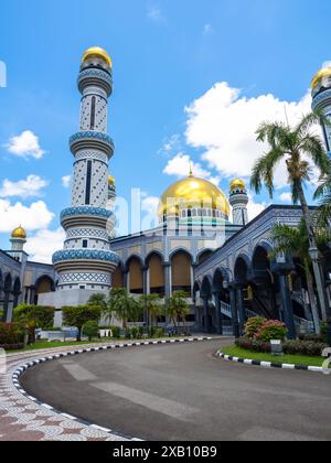 Der wunderschöne Blick auf die Architektur der ASR Hassanil Bolkiah Moschee von Jame, benannt nach Hassanal Bolkiah, dem 29. Und jetzigen Sultan von Brunei in Bandar SE Stockfoto