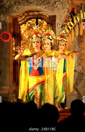 Darsteller während der traditionellen balinesischen Legong- und barong-Tanzshow im Königspalast in Ubud, Bali, Indonesien. Stockfoto