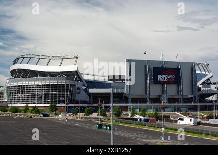 DENVER, CO, USA – 9. Juni 2024: Empower Field im Mile High Stadium ist das Heimstadion der Denver Broncos NFL. Stockfoto