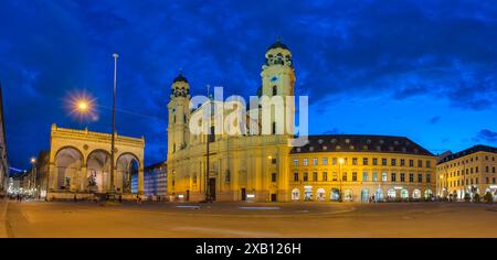 München (München) Deutschland, nächtliches Panorama der Skyline am Odeonsplatz und Theaterkirche Stockfoto