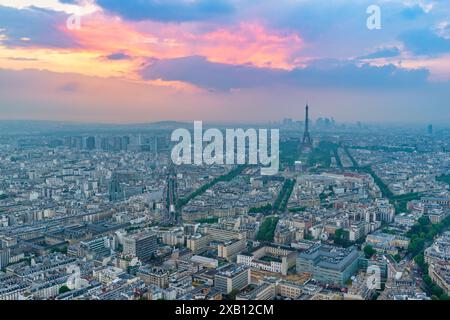 Paris Frankreich, Blick auf die Skyline der Stadt bei Sonnenuntergang am Eiffelturm vom Triumphbogen Stockfoto
