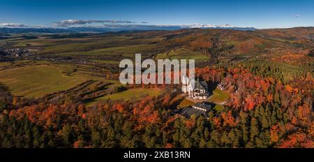 Levoca, Slowakei - Panoramablick aus der Luft auf die Basilika der Besichtigung der Heiligen Jungfrau Maria an einem sonnigen Herbsttag mit farbenfrohem Herbstlaub. Stockfoto