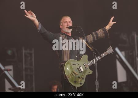 Nürnberg, Deutschland. Juni 2024. Sänger und Gitarrist Josh Homme tritt auf dem Open-Air-Festival Rock im Park mit der amerikanischen Rockband Queens of the Stone Age/QOTSA auf der Utopia Stage auf. Quelle: Daniel Löb/dpa/lob/dpa/Alamy Live News Stockfoto