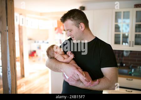 Vater hält sein neugeborenes Baby. Bedingungslose väterliche Liebe, Vatertag-Konzept. Stockfoto