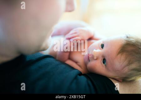 Vater hält sein neugeborenes Baby. Bedingungslose väterliche Liebe, Vatertag-Konzept. Stockfoto