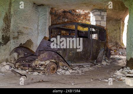 Kalksteinbrüche, die während des Ersten Weltkriegs für militärische Zwecke umgebaut wurden Stockfoto