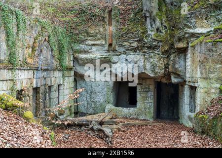 Kalksteinbrüche, die während des Ersten Weltkriegs für militärische Zwecke umgebaut wurden Stockfoto