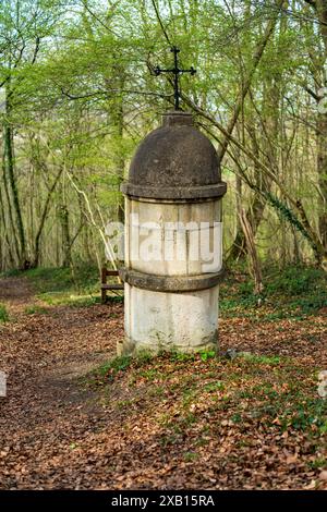 Kalksteinbrüche, die während des Ersten Weltkriegs für militärische Zwecke umgebaut wurden Stockfoto