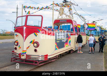 1934 30er Jahre Charlie Cairoli Red & Cream Blackpool Boat 227; Oldtimer-Straßenbahn oder Straßenbahn, mit den älteren roten und cremeweißen Lackierungen, die an Blackpool Pride 2024, UK, teilnehmen Stockfoto