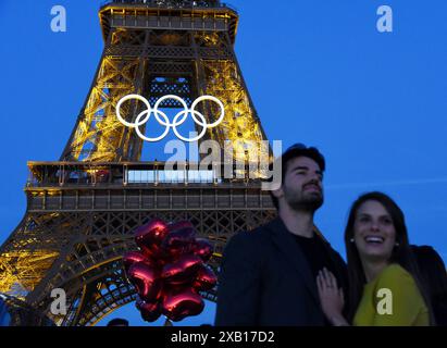 Paris, Frankreich. Juni 2024. Touristen machen Fotos von den Olympischen Ringen, die am 8. Juni 2024 auf dem Eiffelturm in Paris, Frankreich, beleuchtet werden Foto von Alain Apaydin/ABACAPRESS. COM Credit: Abaca Press/Alamy Live News Stockfoto