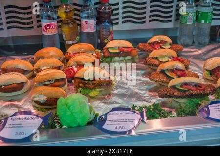 Hamburg, Deutschland - 17. Juli 2022: Fischburger auf dem berühmten Hamburger Fischmarkt Stockfoto