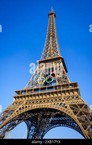 FRANKREICH. PARIS (75) 7. ARRONDISSEMENT. FÜR DIE OLYMPISCHEN UND PARALYMPISCHEN SPIELE 2024 IN PARIS WURDE DER EIFFELTURM AUSGEWÄHLT, UM DIE OLYMPISCHEN RINGE ZU TRAGEN. EIN Stockfoto