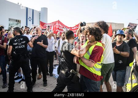 Tel Aviv, Israel. Juni 2024. Israelische Polizeibeamte zerstreuen die Demonstranten während der Demonstration. Israelische arabische und jüdische Friedensaktivisten versammelten sich zu einem gemeinsamen Protest gegen den Israel-Hamas-Krieg in Gaza und forderten einen Waffenstillstand und einen Geiselvertrag am Tag der IDF-Geiselrettungsoperation in Nuseirat. Quelle: SOPA Images Limited/Alamy Live News Stockfoto