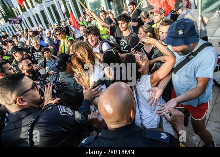 Tel Aviv, Israel. Juni 2024. Israelische Polizeibeamte zerstreuen die Demonstranten während der Demonstration. Israelische arabische und jüdische Friedensaktivisten versammelten sich zu einem gemeinsamen Protest gegen den Israel-Hamas-Krieg in Gaza und forderten einen Waffenstillstand und einen Geiselvertrag am Tag der IDF-Geiselrettungsoperation in Nuseirat. Quelle: SOPA Images Limited/Alamy Live News Stockfoto