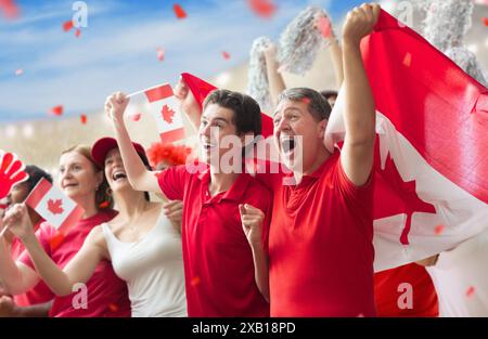 Kanadischer Fußballfan im Stadion. Kanadische Fans auf Fußball- oder Hockeyplätzen, die Teamspiele beobachten. Gruppe von Fans mit Flagge und Nationaltrikot Stockfoto