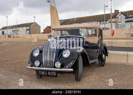 1939 30er Jahre Morris Acht 8er Cabriolet, geparkt an der Strandpromenade von Briseys, Großbritannien Stockfoto