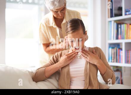 Sofa, Halskette und ältere Mutter mit Frau als Geschenk, Geschenk und Überraschung im Wohnzimmer Zuhause. Familienerbstück, Perlen und Tochter mit Mutter Stockfoto