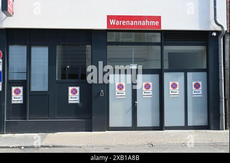 Köln, Deutschland. Juni 2024. Verkehrsschilder keine Unterbrechung der Warenannahme am Fenster und Tor. Quelle: Horst Galuschka/dpa/Horst Galuschka dpa/Alamy Live News Stockfoto