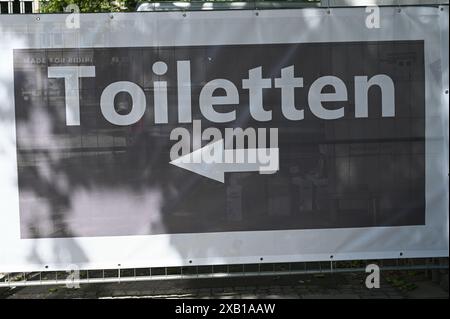 Köln, Deutschland. Juni 2024. Schild, das Toiletten mit einem Pfeil bei einer Veranstaltung anzeigt. Quelle: Horst Galuschka/dpa/Alamy Live News Stockfoto