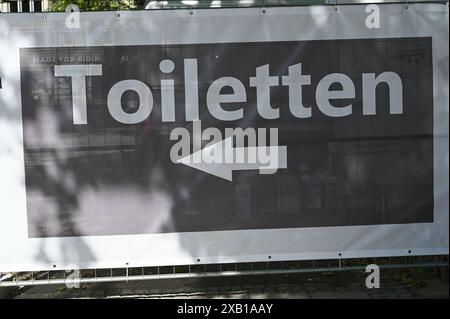 Köln, Deutschland. Juni 2024. Schild, das Toiletten mit einem Pfeil bei einer Veranstaltung anzeigt. Quelle: Horst Galuschka/dpa/Alamy Live News Stockfoto