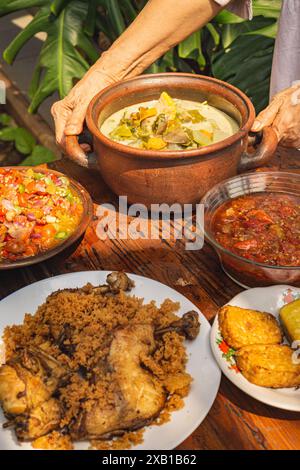 Sayur lodeh, es ist ein typisches indonesisches Gemüsegericht auf Kokosmilch-Basis, das mit gebratenem Huhn, Tahu, Tampe und Sambal serviert wird Stockfoto