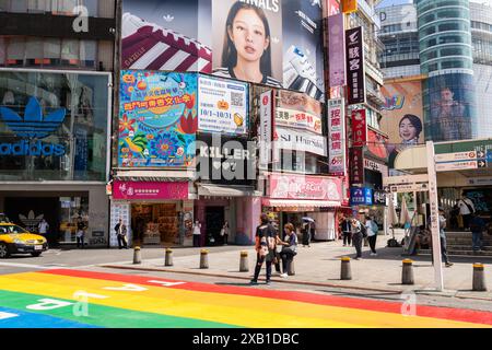 Taipeh, Taiwan - 12. Oktober 2023: Ximending Shopping Street und Rainbow Crosswalk Stockfoto