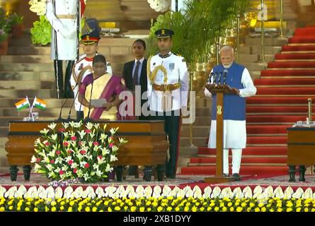 (240610) -- PEKING, 10. Juni 2024 (Xinhua) -- Narendra Modi schwört als indischer Premierminister im Rashtrapati Bhawan (Präsidentenhaus) in Neu-Delhi, Indien, 9. Juni 2024. Narendra Modi schwor als Premierminister Indiens für die dritte Amtszeit in Folge am Sonntag in Neu-Delhi. (Uni/Handout via Xinhua) Stockfoto