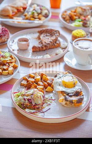 Frühstückstisch mit verschiedenen Gerichten und Getränken. Stockfoto