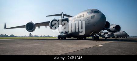 Die C-17 Globemaster III der US Air Force, die der 6th Airlift Squadron (AS) zugeordnet ist, stehen bereit auf der Fluglinie auf der Yokota Air Base, Japan, zur Unterstützung von Stockfoto