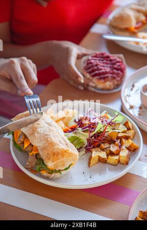 Brunch mit Freunden, die sich amüsieren. Stockfoto