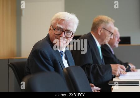 10. Juni 2024, Schleswig-Holstein, Lübeck: der Gründer des Euroimmun Winfried Stöcker (l) sitzt neben seinen Anwälten Wolfgang Kubicki (r), FDP-Politiker und Vizepräsident des Deutschen Bundestages, und Manfred Parigger im Gerichtssaal zu Beginn eines Strafverfahrens für eine Impfkampagne mit seinem eigenen Coronavirus-Impfstoff im November 2021. Stöcker hatte im November 2021 auf seinem Flughafen in Blankensee 50 Freiwillige mit seinem inoffiziell zugelassenen Impfstoff „Lubeca Vax“ geimpft. Im März 2023 erließ das Amtsgericht Lübeck eine Strafverfügung und Geldbuße gegen den damals 76-Jährigen. Foto: Marcu Stockfoto