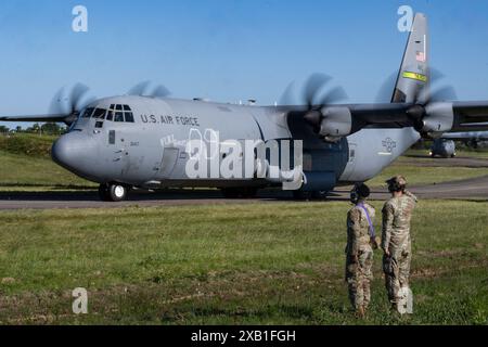 Zwei Besatzungsoberhäupter der US Air Force grüßen einen C-J130 Herkules zur Unterstützung des 80. Jahrestages des D-Day am Flughafen Cherbourg – Maupertus, Frankreich, J Stockfoto