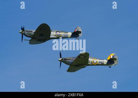 Supermarine Spitfire, AR501, Hawker Sea Hurricane Z7015, Shuttleworth Collection, Old Warden, Biggleswade, Bedfordshire, England, Vereinigtes Königreich. Stockfoto