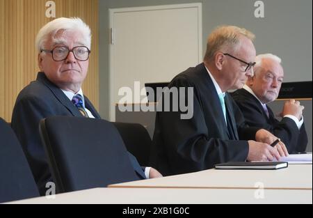 10. Juni 2024, Schleswig-Holstein, Lübeck: der Gründer des Euroimmun Winfried Stöcker (l) sitzt neben seinen Anwälten Wolfgang Kubicki (r), FDP-Politiker und Vizepräsident des Deutschen Bundestages, und Manfred Parigger im Gerichtssaal zu Beginn eines Strafverfahrens für eine Impfkampagne mit seinem eigenen Coronavirus-Impfstoff im November 2021. Stöcker hatte im November 2021 auf seinem Flughafen in Blankensee 50 Freiwillige mit seinem inoffiziell zugelassenen Impfstoff „Lubeca Vax“ geimpft. Im März 2023 erließ das Amtsgericht Lübeck eine Strafverfügung und Geldbuße gegen den damals 76-Jährigen. Foto: Marcu Stockfoto