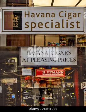 Havanna Zigarren Shop Window Smokers Paradise 33 Royal Exchange London Stockfoto