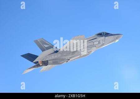 Eine F-35 Lightning II, die der 62nd Fighter Squadron, Luke Air Force Base, Ariz, zugewiesen wurde, flog von einem Mitglied der Royal Norwegian Air Force Stockfoto