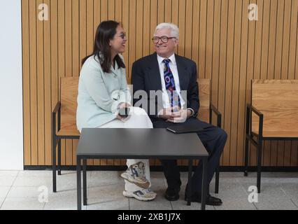 10. Juni 2024, Schleswig-Holstein, Lübeck: „Euroimmun“-Gründer Winfried Stöcker sitzt neben seiner Frau Lei Zhu vor dem Amtsgericht vor dem Gerichtssaal vor dem Beginn seines Strafverfahrens für eine Impfkampagne mit seinem eigenen Coronavirus-Impfstoff im November 2021. Stöcker hatte im November 2021 am Flughafen Blankensee 50 Freiwillige mit seinem inoffiziell zugelassenen Impfstoff „Lubeca Vax“ geimpft. Im März 2023 erließ das Amtsgericht Lübeck eine Strafverfügung und Geldbuße gegen den damals 76-Jährigen. Foto: Marcus Brandt/dpa Stockfoto