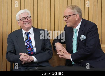 10. Juni 2024, Schleswig-Holstein, Lübeck: „Euroimmun“-Gründer Winfried Stöcker (l) sitzt neben seinem Rechtsanwalt Manfred Parigger vor dem Amtsgericht vor Beginn seines Strafverfahrens für eine Impfkampagne mit seinem eigenen Coronavirus-Impfstoff im November 2021. Stöcker hatte im November 2021 auf seinem Flughafen in Blankensee 50 Freiwillige mit seinem inoffiziell zugelassenen Impfstoff „Lubeca Vax“ geimpft. Im März 2023 erließ das Amtsgericht Lübeck eine Strafverfügung und Geldbuße gegen den damals 76-Jährigen. Foto: Marcus Brandt/dpa Stockfoto