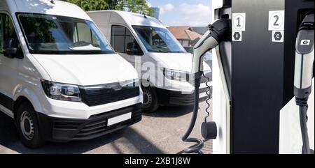 Elektrische Lieferwagen mit Ladestation für Elektrofahrzeuge. Stockfoto