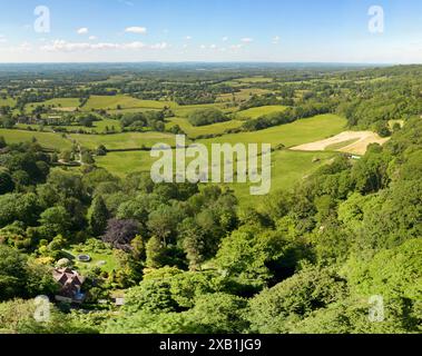 Blick auf den Weald of Kent mit hoher Drohne, Blick nach Süden vom One Tree Hill, Underriver, Sevenoaks, Kent. Stockfoto