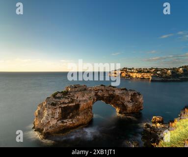 Eine Langzeitaufnahme des natürlichen Kalksteinbogens von es Pontas auf Mallorca Stockfoto