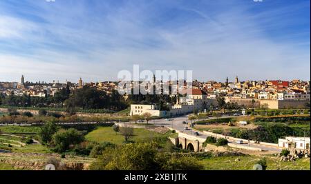 Meknes, Marokko - 5. März 2024: Panorama der Altstadt von Meknes mit Minaretten und alten Stadtmauern Stockfoto