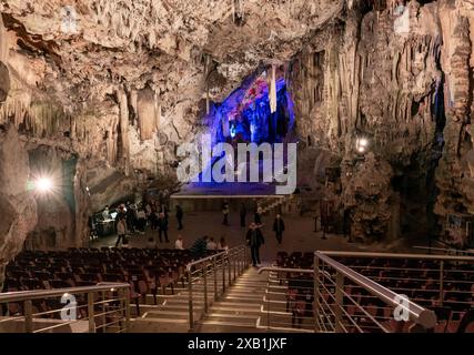 Gibraltar, Gibraltar - 27. April 2024: Blick auf das Auditorium im Inneren der St. Michael-Höhle in Gibraltar Stockfoto